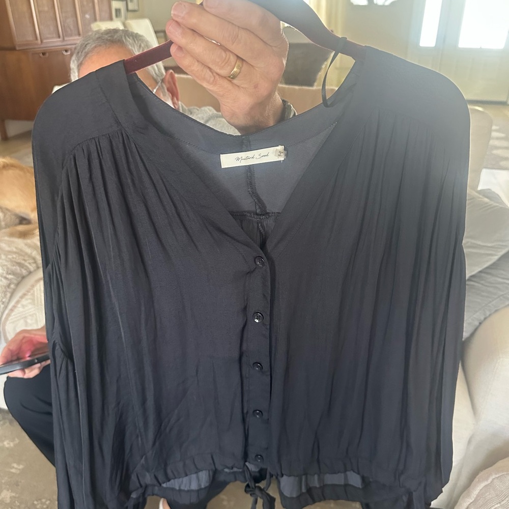 Mustard Seed Black Button-Front Pleated Tie-Hem Blouse